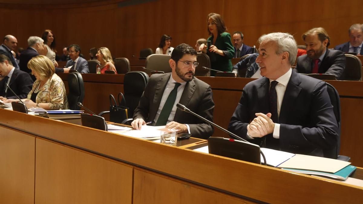El presidente del Gobierno de Aragón, Jorge Azcón, y el vicepresidente, Alejandro Nolasco, en la segunda jornada de la sesión plenaria en las Cortes de Aragón.