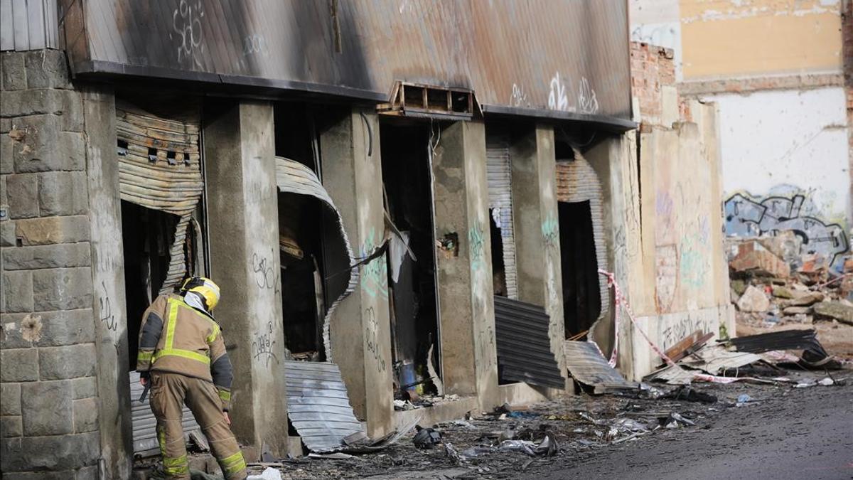 Exterior de la nave ocupada incendiada en Badalona