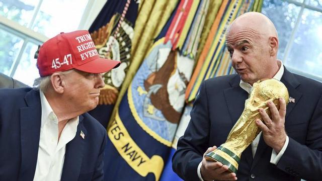 Gianni Infantino mostra el trofeu de la Copa del Món a Donald Trump, a la Casa Blanca. | ANNABELLE GORDON / EFE