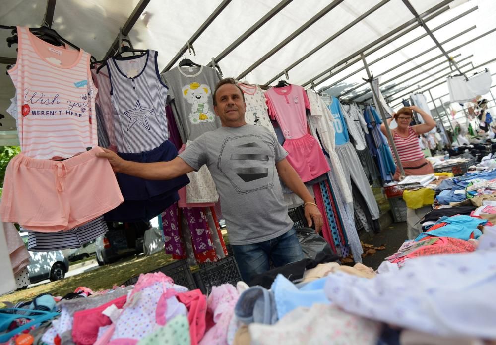 Los turistas abarrotan la feria de Portonovo