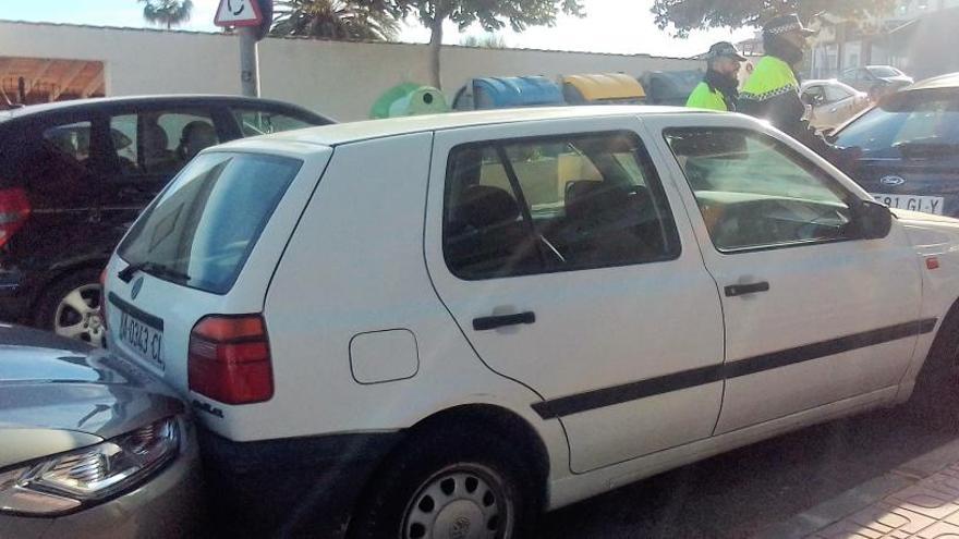 Un vecino de Xàbia va a por su coche y se lo encuentra atrapado entre otros dos