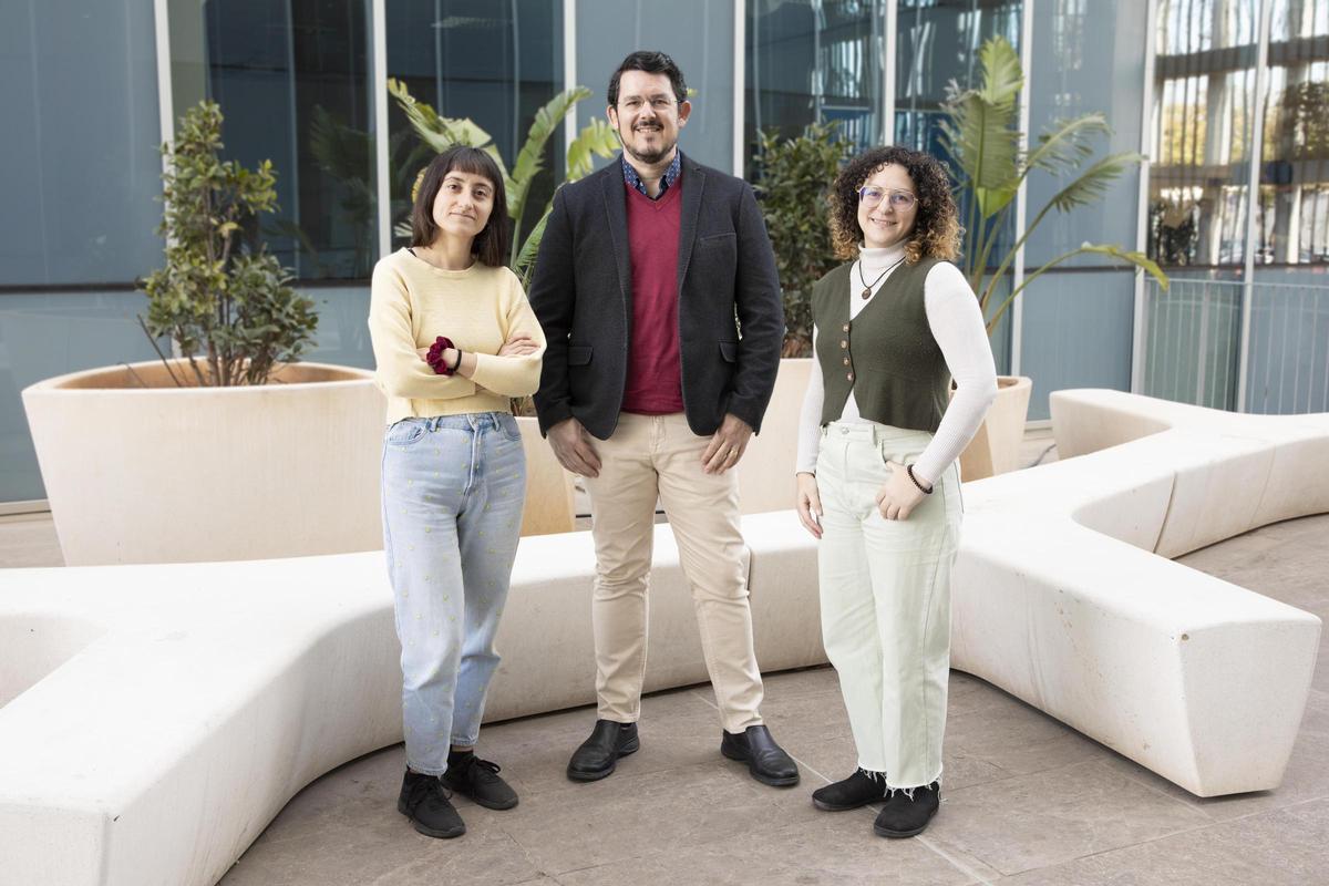 Profesores con las exalumnas Lidón Marín y Vanessa Daza.