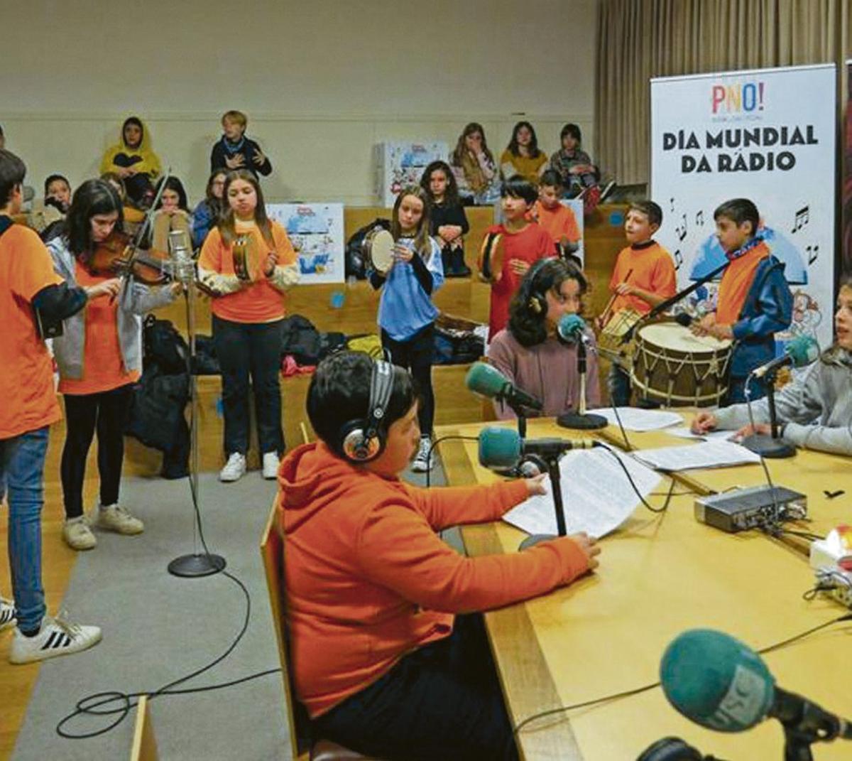 Celebración del Día Mundial de la Radio por parte de PNO!  |  | PONTE... NAS ONDAS!