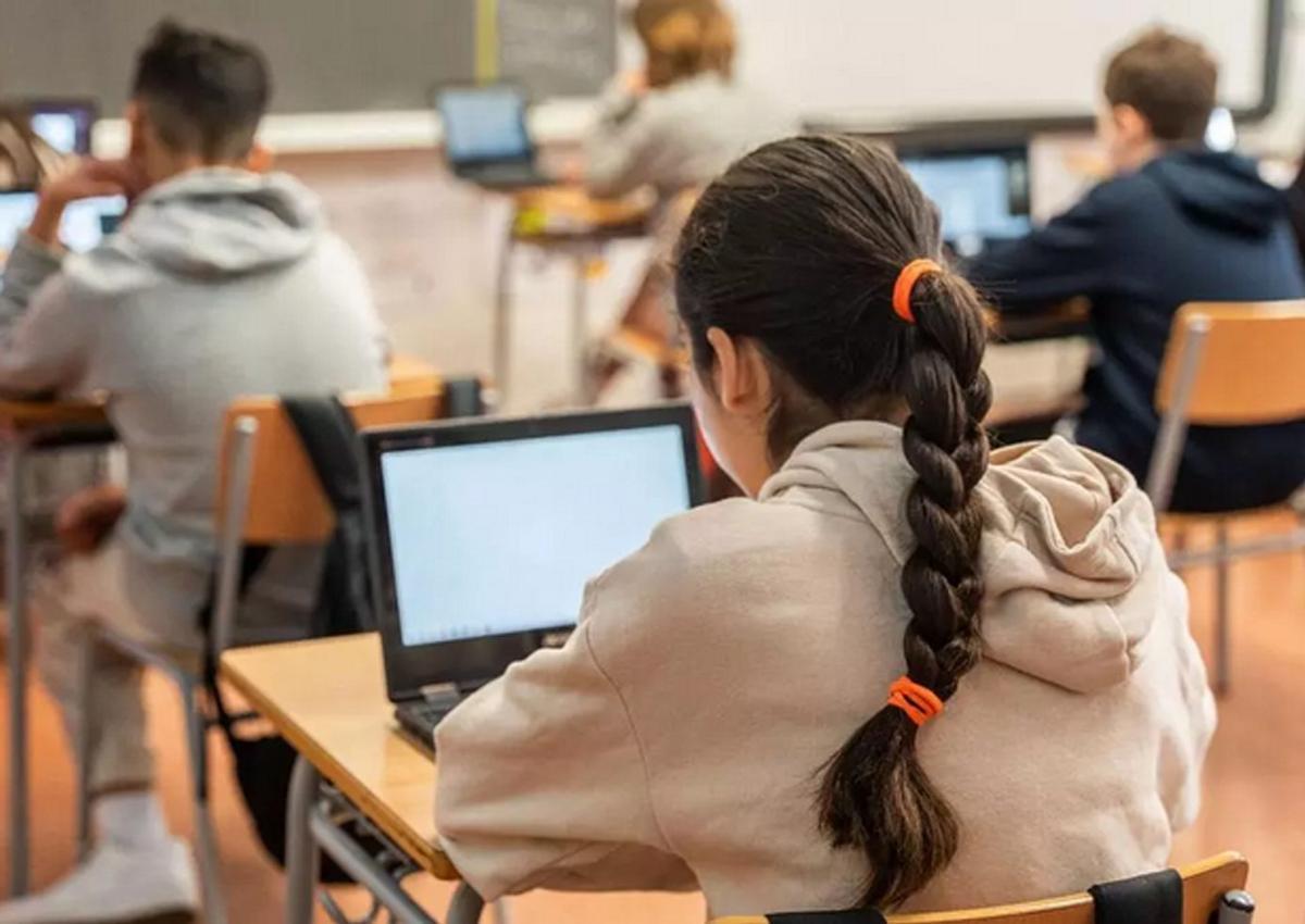 Una alumna en clase en una imagen de archivo. |  Marc Asensio