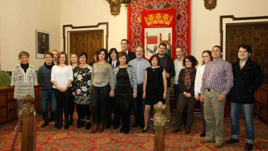 Los alumnos del programa dual de formación y empleo de jardinería, con las autoridades.