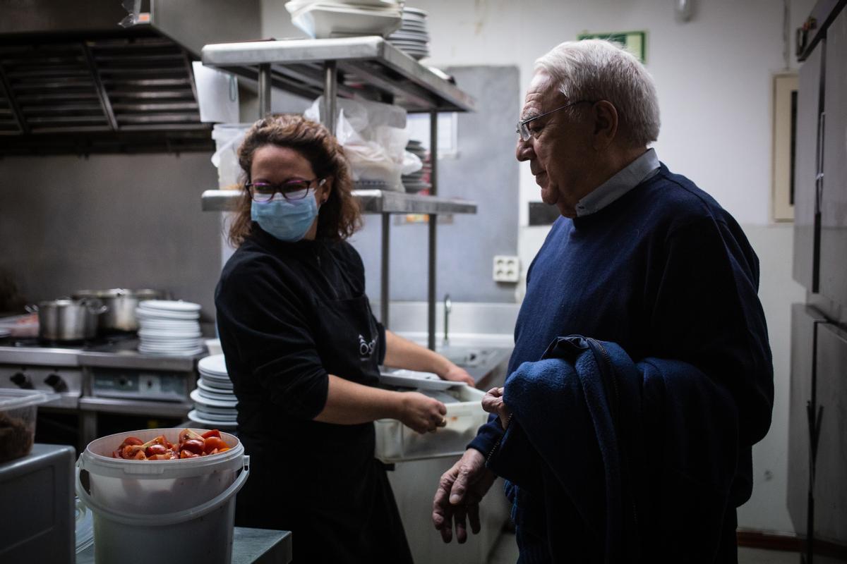 Juan Antonio Méndez, junto a Ana, una de las cocineras, en su visita al local