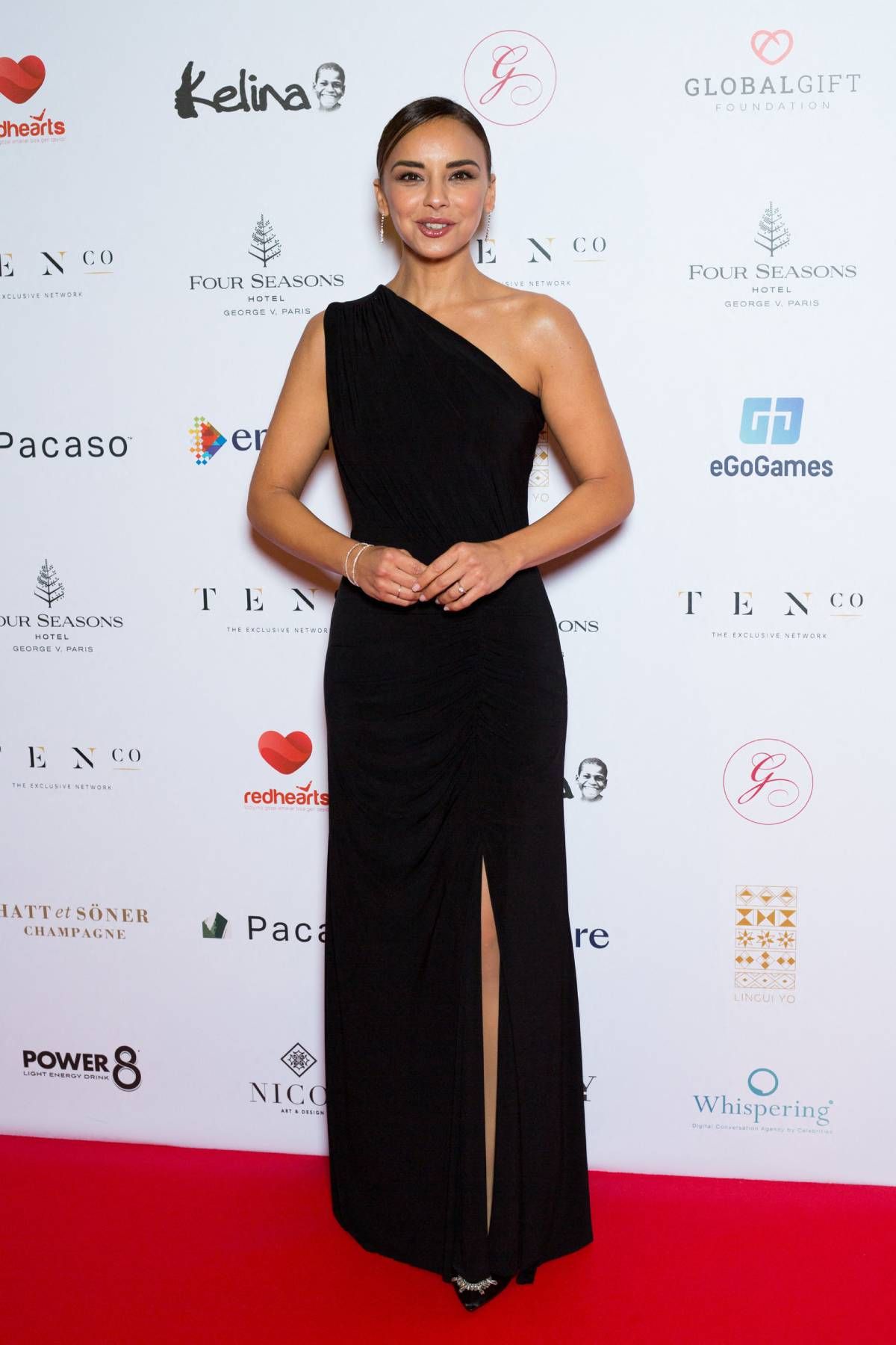 Chenoa con vestido negro asimétrico en la Global Gift Gala en París