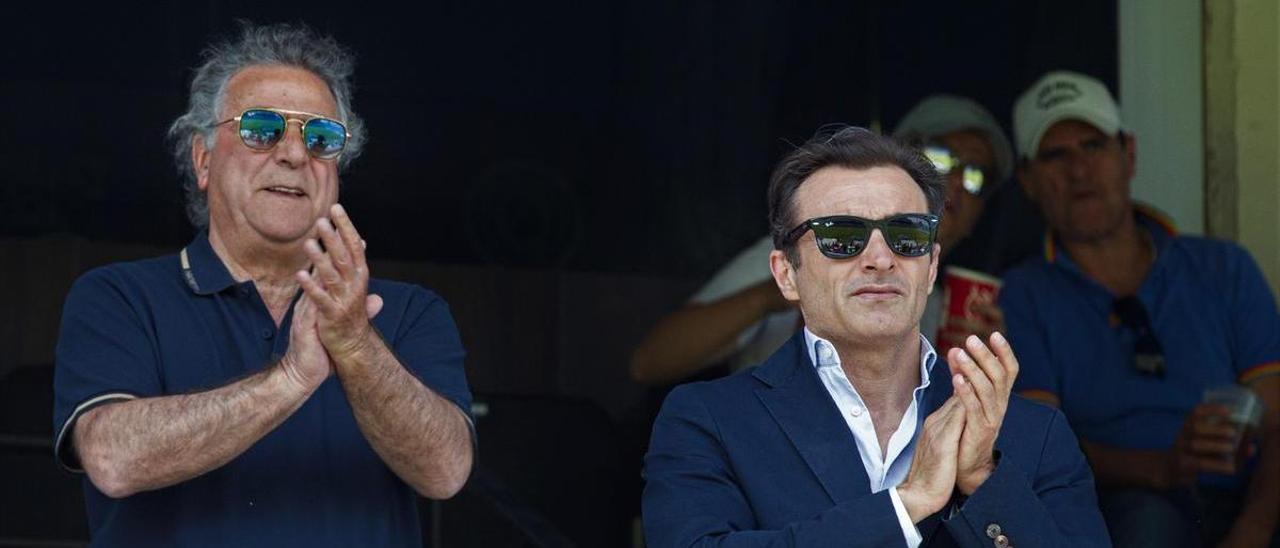 Enrique Ortiz y Carlos Parodi, propietario y presidente del Hércules, respectivamente, aplauden la salida del equipo al campo.