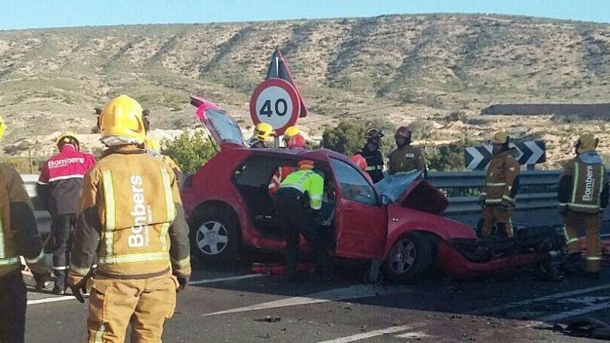 Un muerto y un herido grave al chocar un camión y un coche