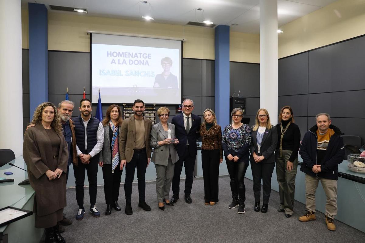La diseñadora valenciana Isabel Sanchís, reconocida por el Ayuntamiento de Benaguasil con motivo del 8M.