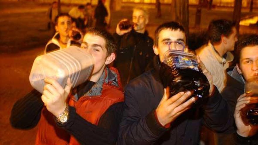 Un reciente botellón celebrado en una plaza pública de la ciudad.