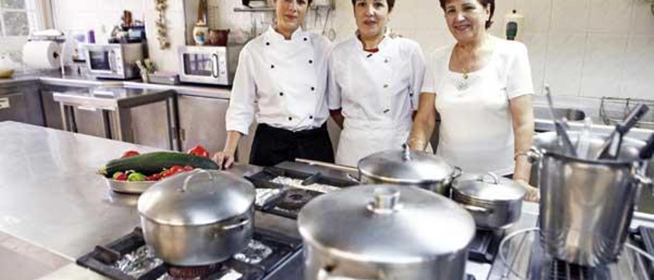De izda. a drcha., Conchi Peiteado, Carmen Varela y Concepción Lamazares, tres generaciones de sabiduría culinaria.