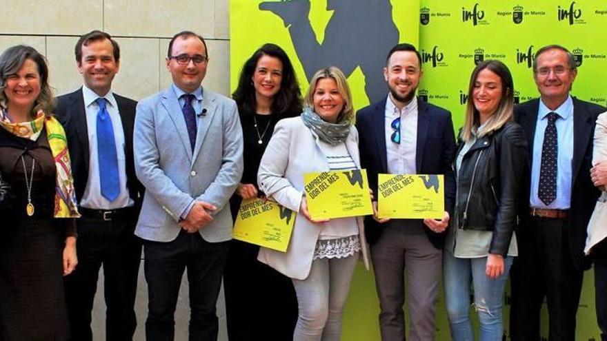 Representantes de los tres proyectos murcianos reconocidos con el premio &#039;Emprendedor del mes&#039;, ayer, junto con el director del Info (4º i.).