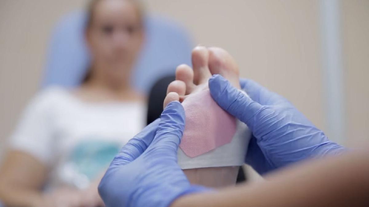 El Colegio Oficial de Podólogos incide en que conviene cuidar la salud de los pies.