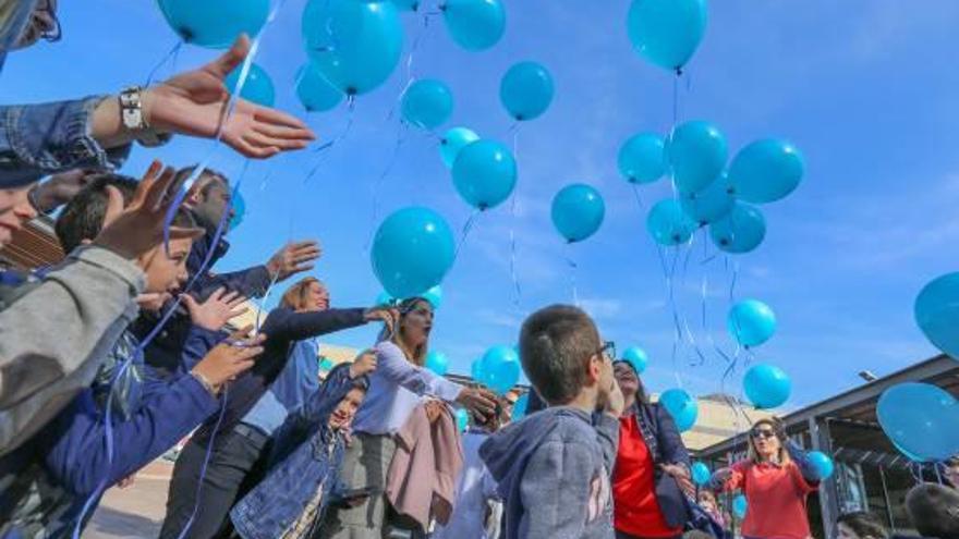 Suelta de globos para celebrar el Día Mundial del Autismo en Orihuela.