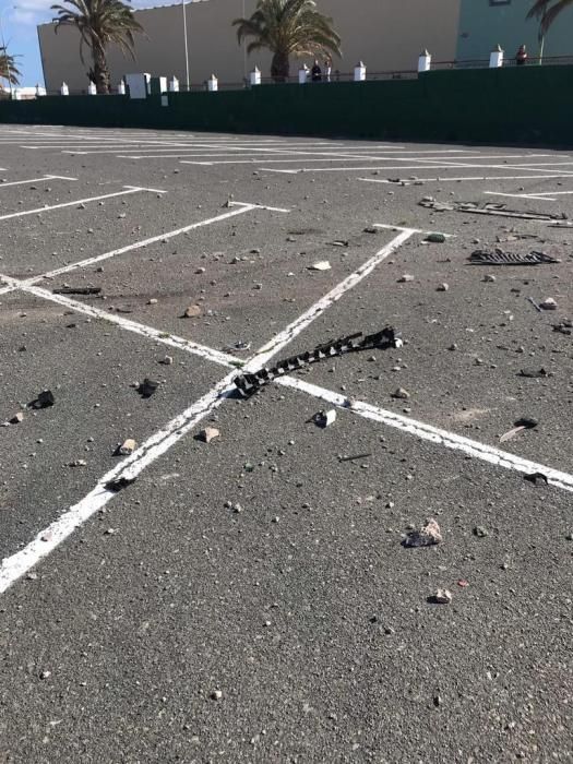 Un vehículo cae desde dos metros a un aparcamiento en Arinaga