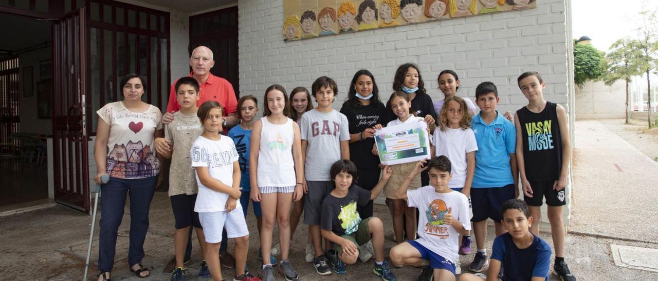 El director, la profesora y los alumnos con la mención de honor de los Premios MEP. | DANIEL TORTAJADA