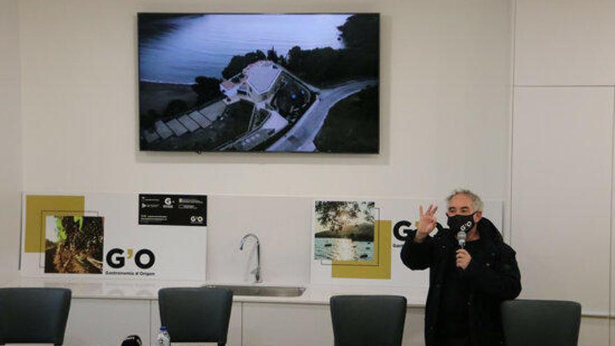 El xef Ferran Adrià durant l&#039;acte de Roses on ha mostrat un vídeo del projecte