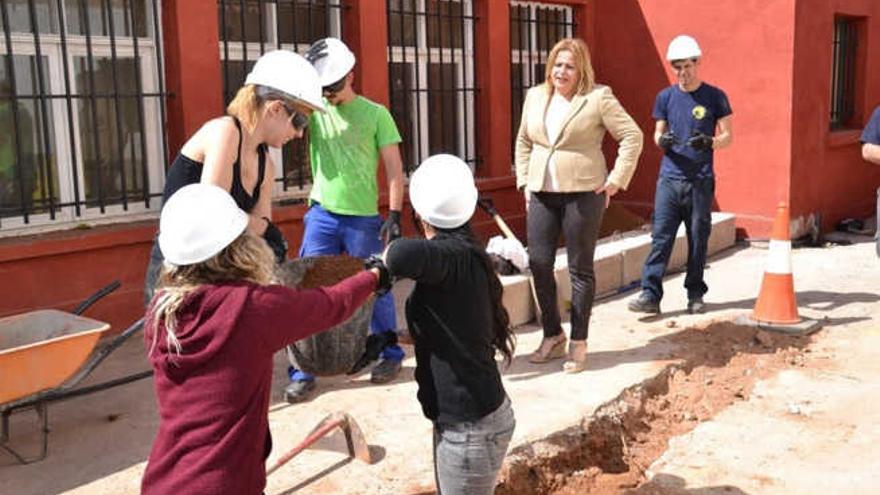 Quince fontaneros en prácticas trabajan en el colegio de Clavellinas