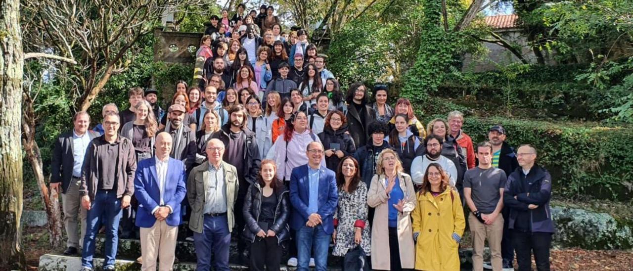 El director xeral de Cultura, Anxo M. Lorenzo (centro), con los ilustradores participantes y alumnos de las escuelas de artes, ayer, en San Simón.  // FDV