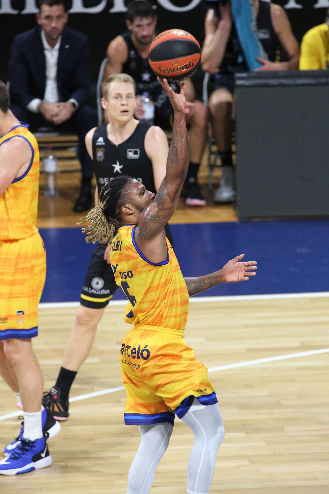 Imágenes del derbi Iberostar Tenerife-Herbalife Gran Canaria