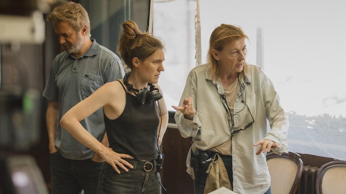Carla Simón en el rodaje de 'Romería' en Galicia