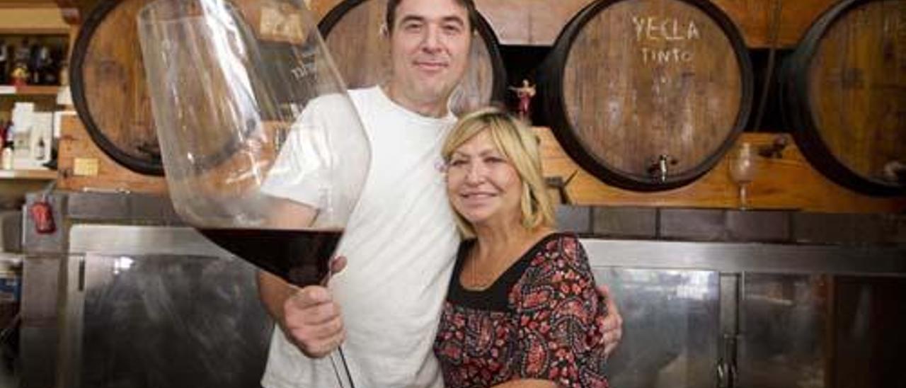 Rosa María Lerme y su hijo Ángel de la bodega Momparler Lerme, ubicados en la calle Corona, en pleno centro del Carmen.