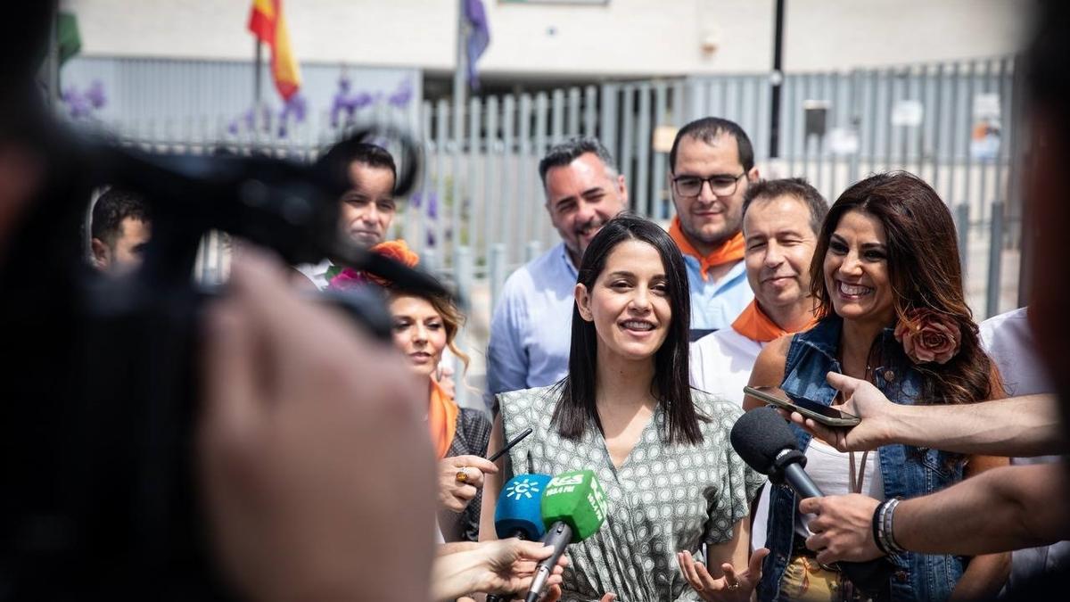 La líder de Ciudadanos, Inés Arrimadas (centro) este domingo en el acto en Mijas.