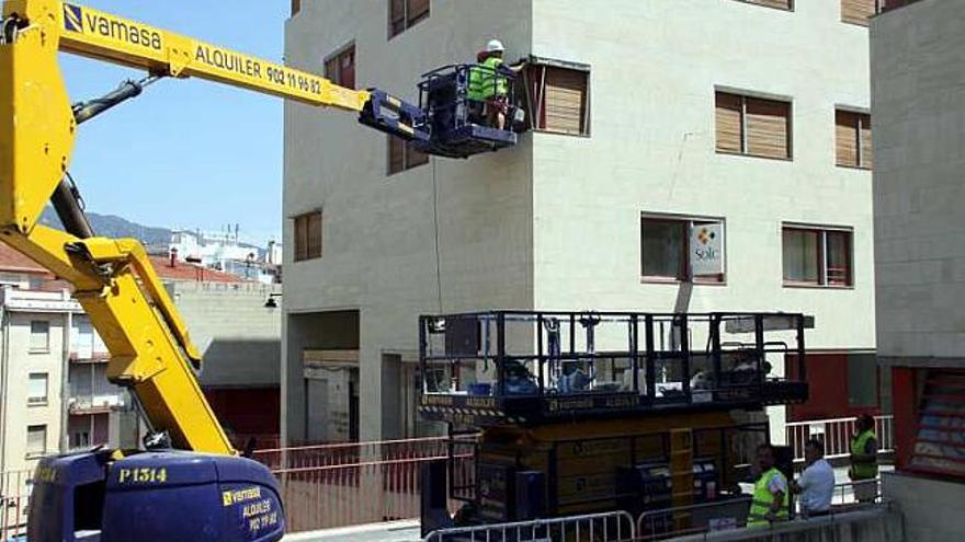 Trabajos de retirada de las cornisas deterioradas.