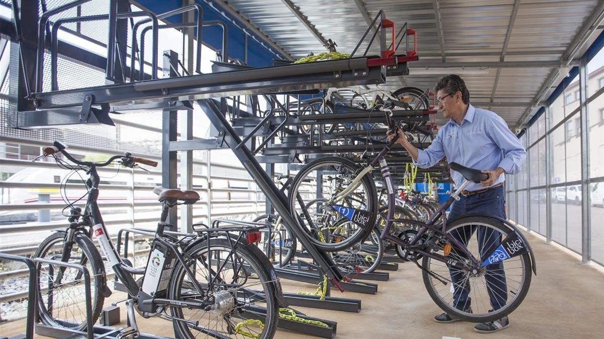 Un encargado de la empresa de mantenimiento retira una bicicleta del aparcamiento de bicicletas de Gavà, esta mañana