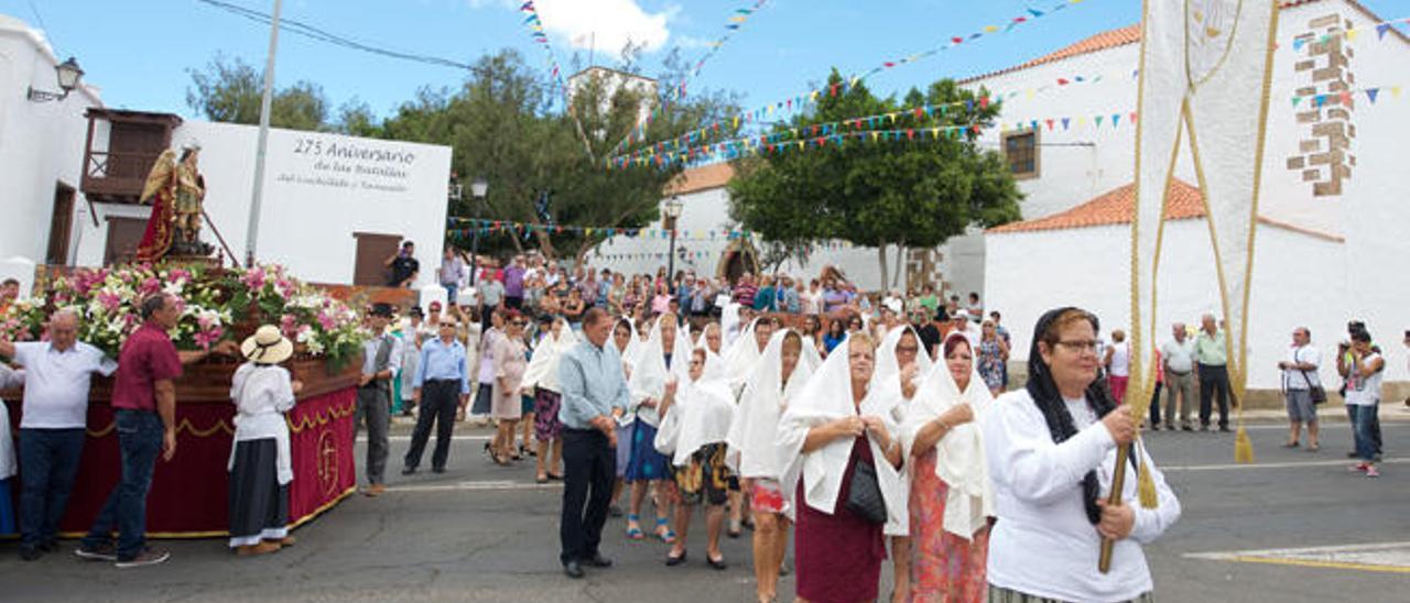 La procesión con la imagen del Santo por las calles aledañas al templo, donde destacó la presencia de un grupo de mujeres ataviadas con la mantilla canaria.