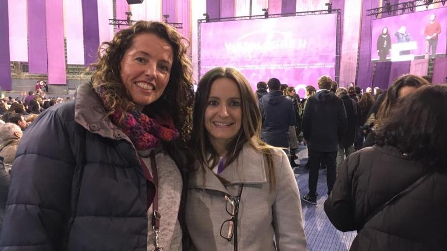 La diputada de Podemos en las Corts Beatriz Gascó Verdier, junto con la parlamentaria en el Congreso Àngela Ballester en un acto