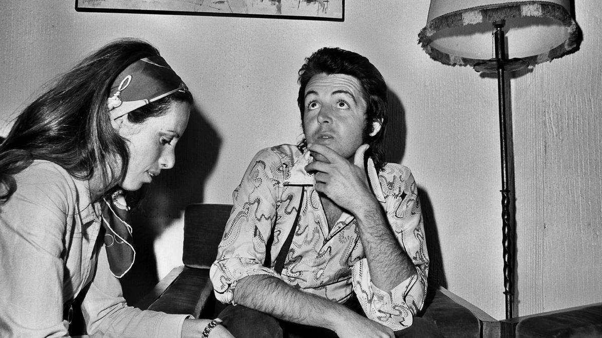 La periodista Pirula Arderius, durante la entrevista con McCartney en 1972