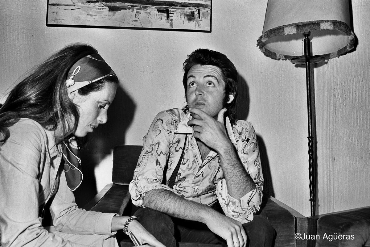 La periodista Pirula Arderius, durante la entrevista con McCartney en 1972