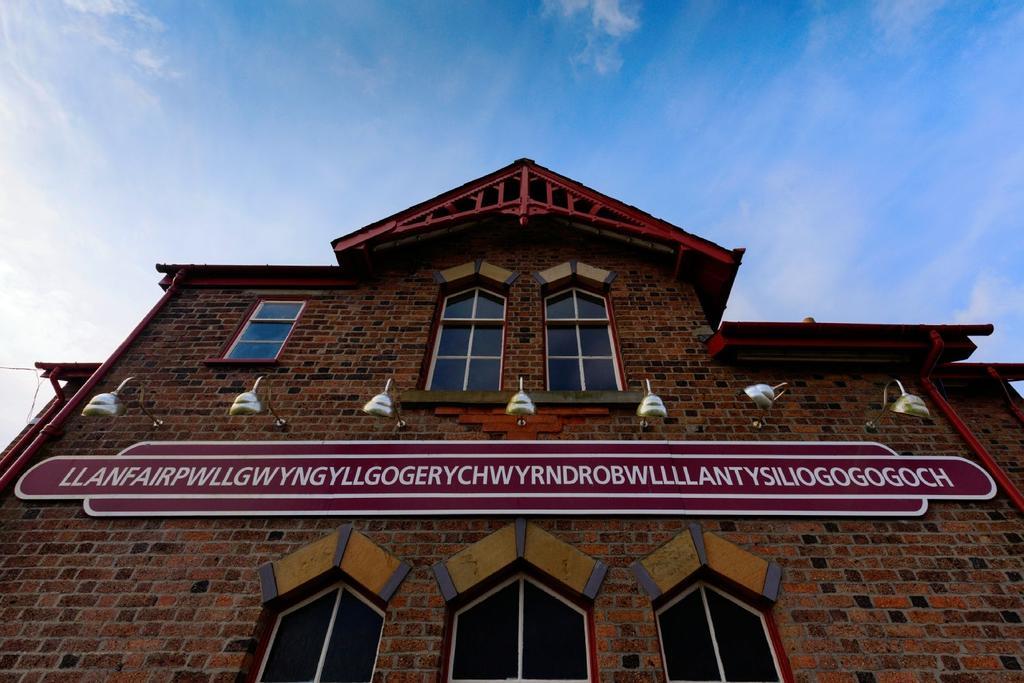 Llanfairpwllgwyngyllgogerychwyrndrobwllllantysiliogogogoch