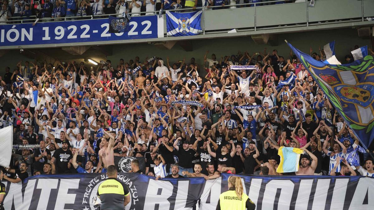 Aficionados del CD Tenerife durante el partido contra la UD Las Palmas en el Heliodoro.