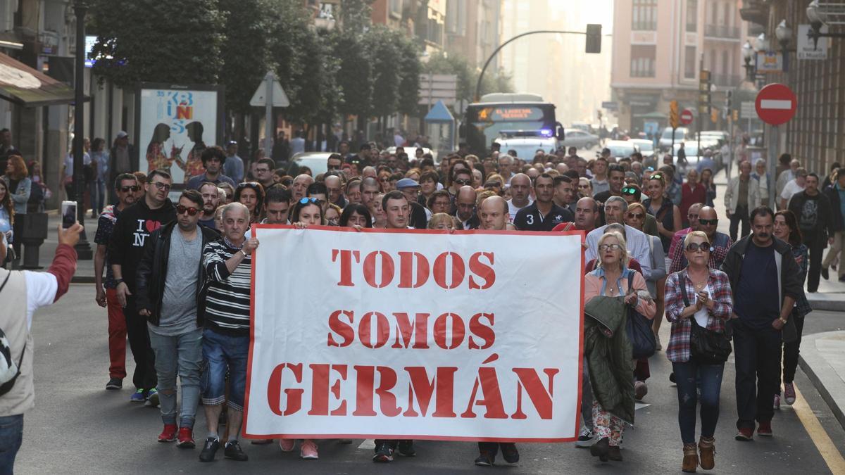 Concentración en Gijón tras la agresión a Germán Fernández