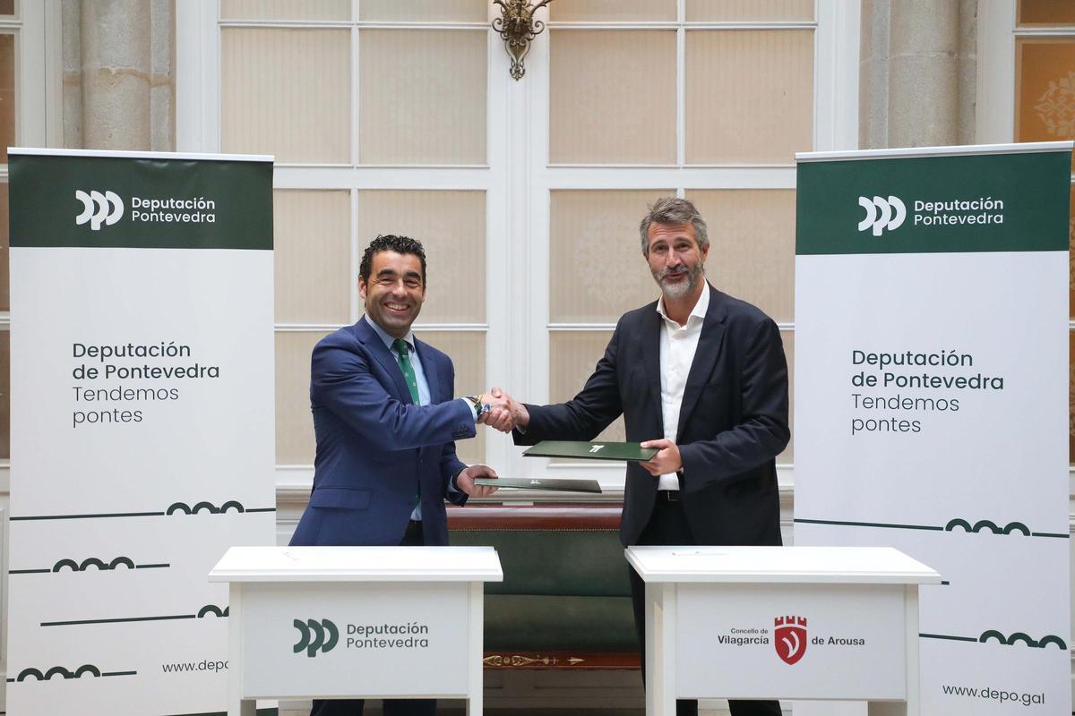 Un momento de la firma entre Diputación y Concello.