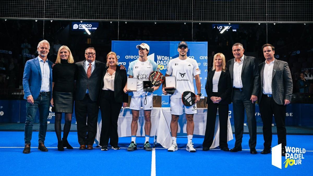 Galán y Lebrón reciben el trofeo en Malmö Galán y Lebrón reciben el trofeo en Malmö