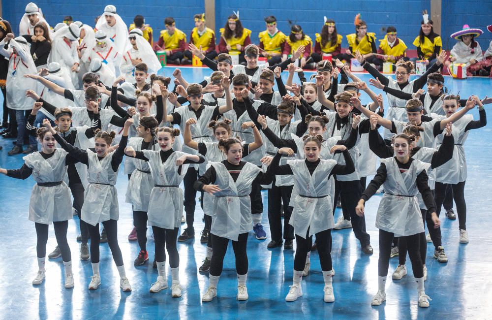 Multitudinario mosaico por la paz en el colegio Agustinos de Alicante