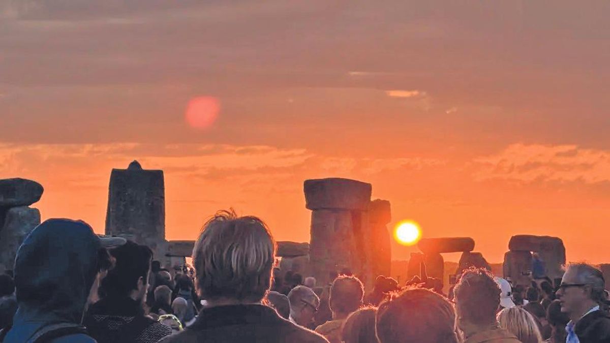 La gente se reúne en Stonehenge, Wiltshire, para contemplar el amanecer del solsticio de verano, el día más largo del año.