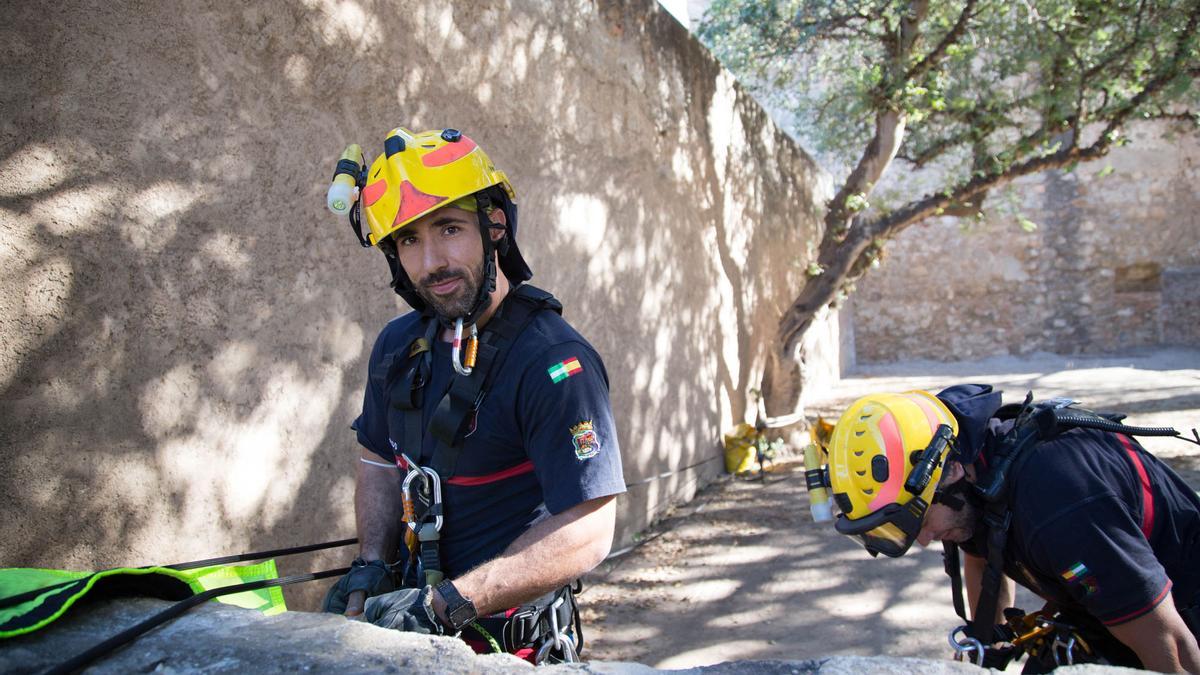 Los bomberos  inspeccionan dos pozos en la Alcazaba y Gibralfaro. Foto: Alejandro Santana Almendro