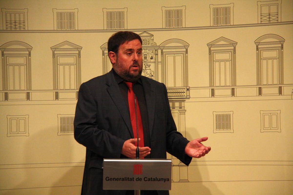 El líder d’ERC, Oriol Junqueras, compareix davant els mitjans, aquest dissabte al Palau. El líder d’ERC, Oriol Junqueras, compareix davant els mitjans, aquest dissabte al Palau.