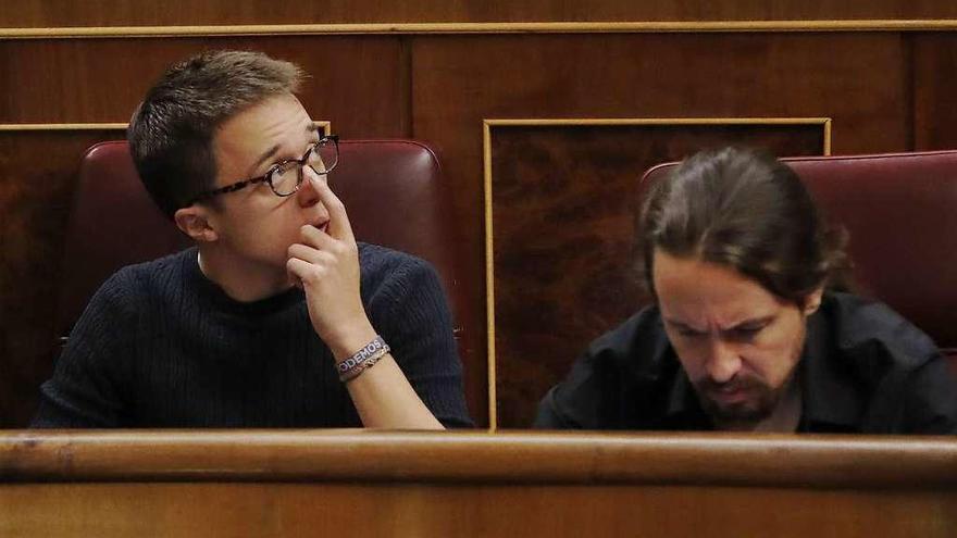 Errejón e Iglesias, sentados en sus escaños del Congreso de los Diputados. // Efe