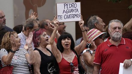 Simpatizantes del PSOE muestran su apoyo a Pedro Sánchez en Ferraz