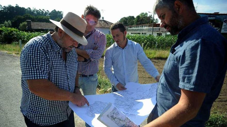 Técnicos de Medio Rural en una de las parcelarias que se están desarrollando en Vilanova. // Iñaki Abella