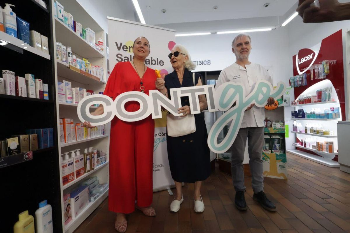 La delegada de Servicios Sociales, Eva Contador (centro), presenta 'Verano saudable' en una farmacia de Córdoba (1)