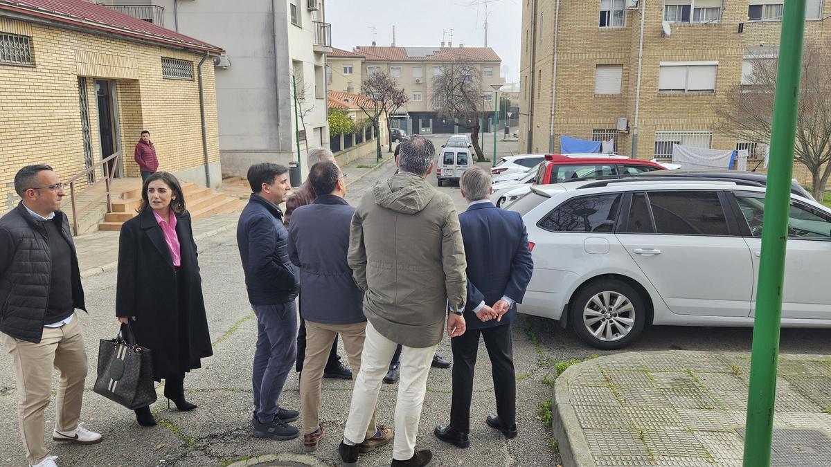 Autoridades regionales y locales, en el barrio La Marcha Verde, en una visita anterior.