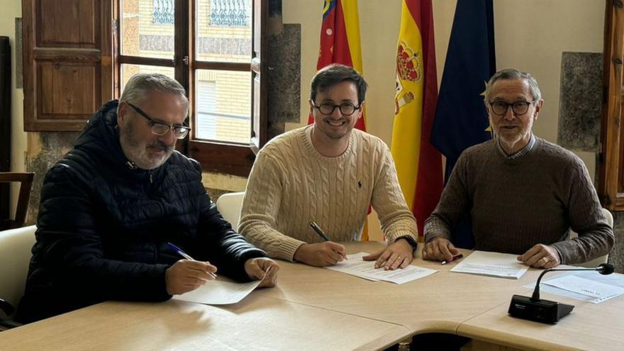 El alcalde, José Arenes (en el centro), durante la firma del convenio. | MEDITERRÁNEO