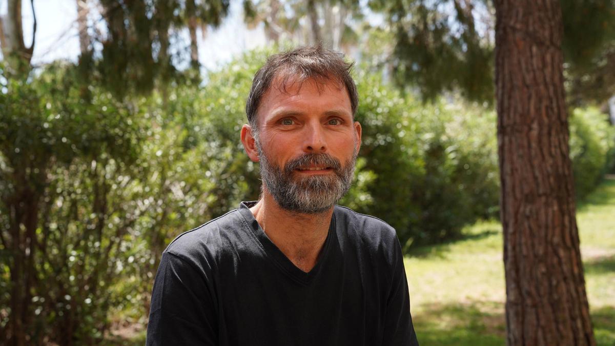 Tom Kucharz, investigador social y miembro de Ecologistas en Acción, posa para la imagen